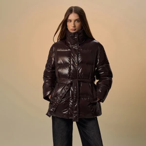 Puchowy płaszcz z paskiem i stójką brązowy House