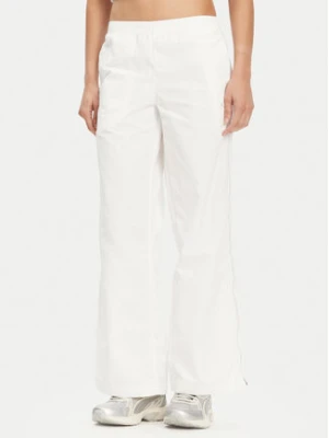 Puma Spodnie dresowe Dare To 629808 Biały Relaxed Fit