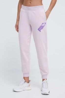 Puma spodnie dresowe kolor fioletowy z nadrukiem 677895