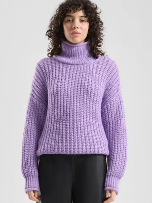 Puszysty sweter oversize z golfem QS różowy