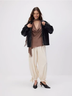 Reserved - Asymetryczna bluzka z szalem - brązowy