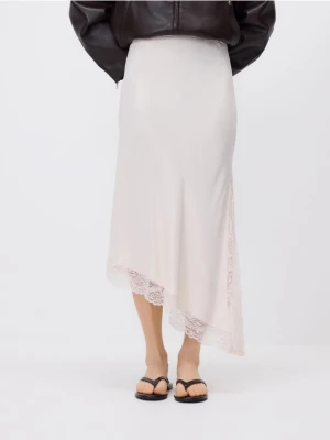 Reserved - Asymetryczna spódnica z koronką - kremowy