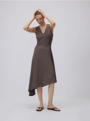 Reserved - Asymetryczna sukienka midi - beżowy