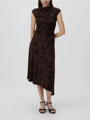 Reserved - Asymetryczna sukienka midi - ciemnobrązowy