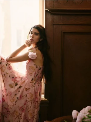 Reserved - Asymetryczna sukienka w kwiaty - wielobarwny