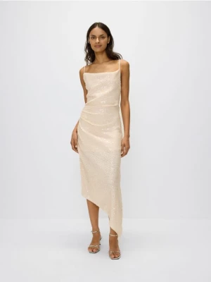 Reserved - Asymetryczna sukienka z cekinami - złamana biel