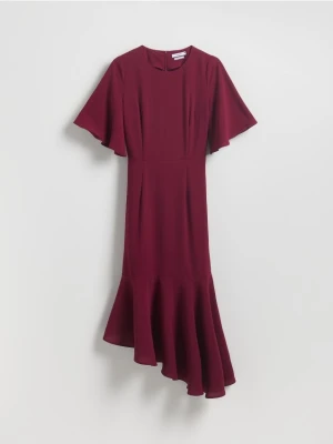 Reserved - Asymetryczna sukienka z falbaną - burgundowy