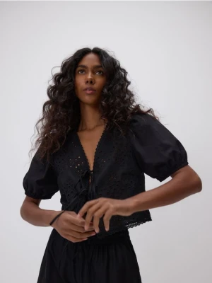 Reserved - Ażurowa bluzka z wiązaniami - czarny