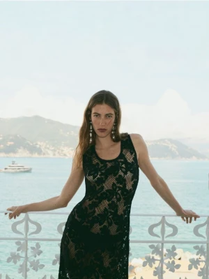 Reserved - Ażurowa sukienka midi - czarny