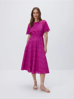 Reserved - Ażurowa sukienka midi z wiązaniem - fuksja
