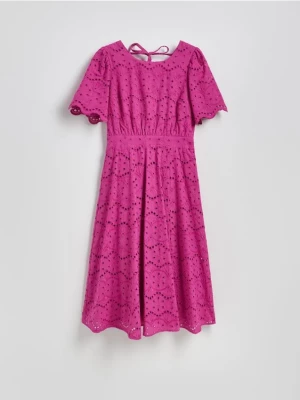 Reserved - Ażurowa sukienka midi z wiązaniem - fuksja