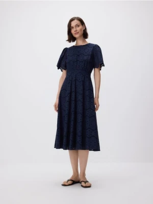 Reserved - Ażurowa sukienka midi z wiązaniem - granatowy