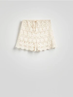 Reserved - Ażurowe szorty plażowe - złamana biel