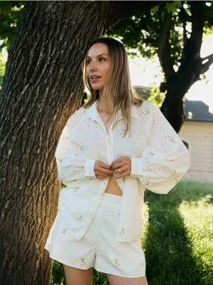 Reserved - Ażurowe szorty z haftem - biały