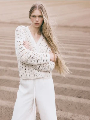 Reserved - Ażurowy kardigan - kremowy