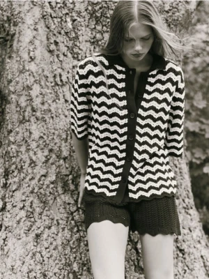 Reserved - Ażurowy kardigan z kołnierzykiem - brązowy