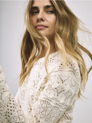 Reserved - Ażurowy sweter z bawełną - kremowy