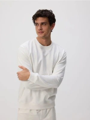 Reserved - Bawełniana bluza regular fit - złamana biel