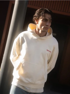 Reserved - Bawełniana bluza z kapturem SUPERMAN™ - złamana biel