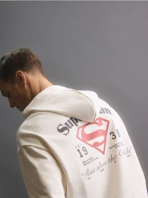 Reserved - Bawełniana bluza z kapturem SUPERMAN™ - złamana biel