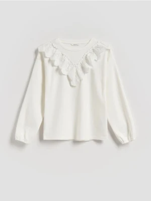 Reserved - Bawełniana bluzka z falbaną - złamana biel