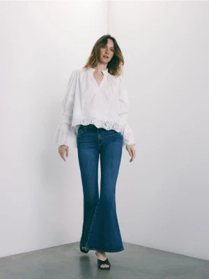 Reserved - Bawełniana bluzka z ozdobnym rękawem - biały