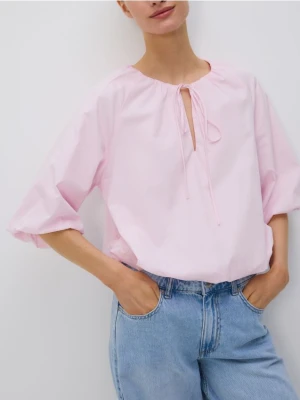 Reserved - Bawełniana bluzka z wiązaniem - różowy