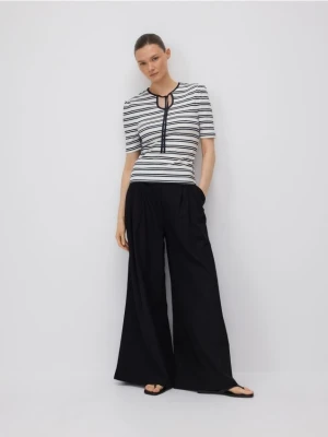 Reserved - Bawełniana bluzka z wiązaniem - złamana biel