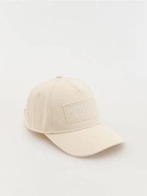 Reserved - Bawełniana czapka z daszkiem - złamana biel