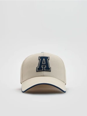 Reserved - Bawełniana czapka z daszkiem - złamana biel