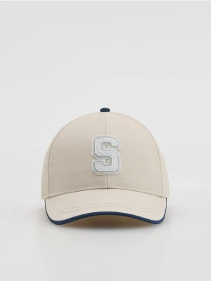 Reserved - Bawełniana czapka z daszkiem - złamana biel