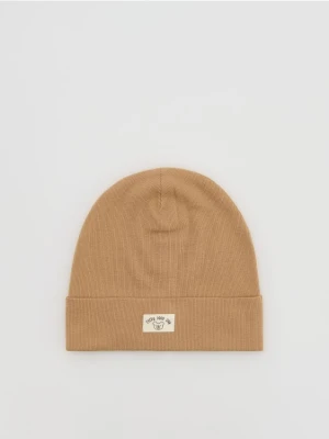 Reserved - Bawełniana czapka z naszywką - beżowy