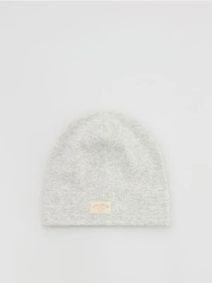 Reserved - Bawełniana czapka z naszywką - jasnoszary