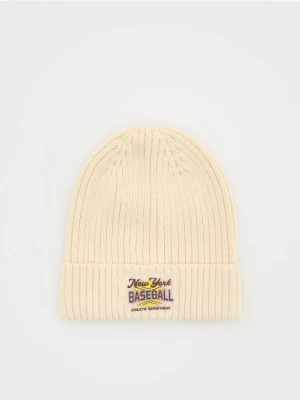 Reserved - Bawełniana czapka z naszywką - złamana biel