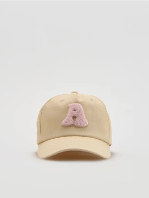 Reserved - Bawełniana czapka z naszywką - złamana biel