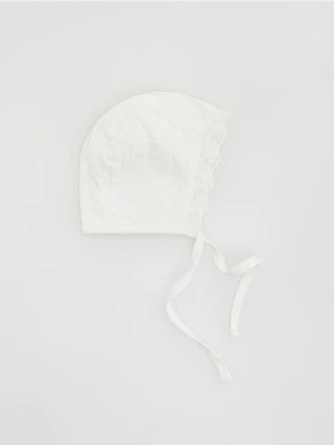 Reserved - Bawełniana czapka z wiązaniem - złamana biel