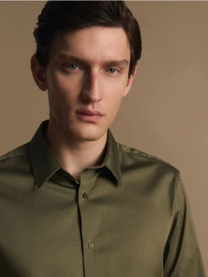 Reserved - Bawełniana koszula slim fit - oliwkowy