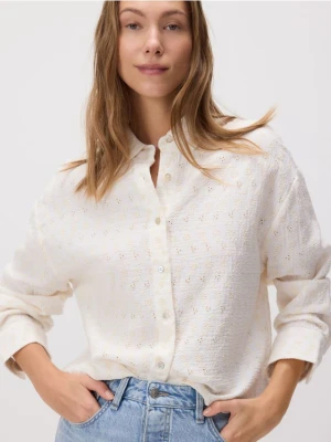 Reserved - Bawełniana koszula z ażurowym haftem - złamana biel