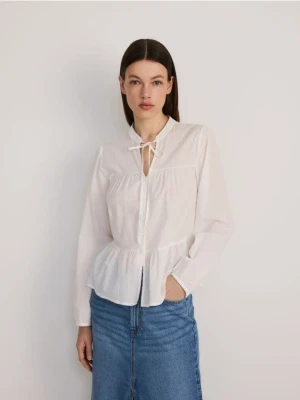 Reserved - Bawełniana koszula z falbaną - biały