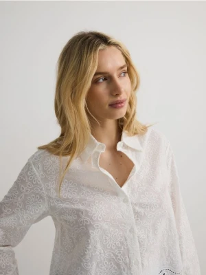 Reserved - Bawełniana koszula z haftem - biały