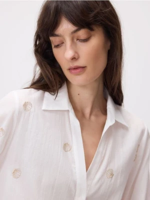 Reserved - Bawełniana koszula z haftem - biały