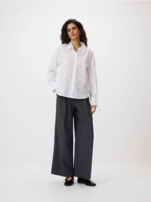 Reserved - Bawełniana koszula z haftowaniem - złamana biel