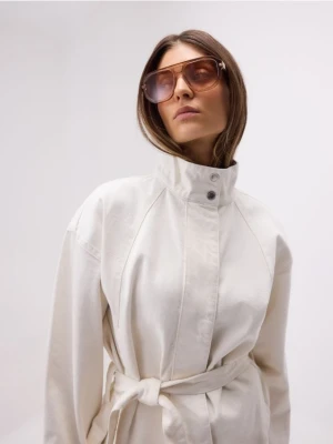 Reserved - Bawełniana kurtka z wiązaniem - złamana biel