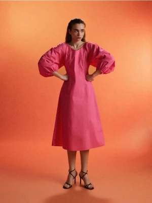 Reserved - Bawełniana sukienka midi - intensywny róż