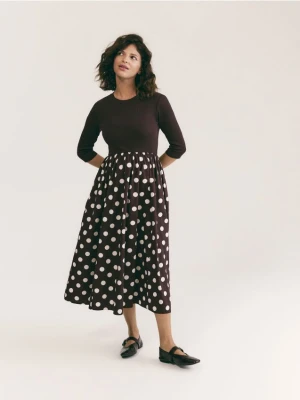 Reserved - Bawełniana sukienka midi - mahoniowy