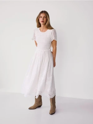Reserved - Bawełniana sukienka z ażurowym wzorem - złamana biel