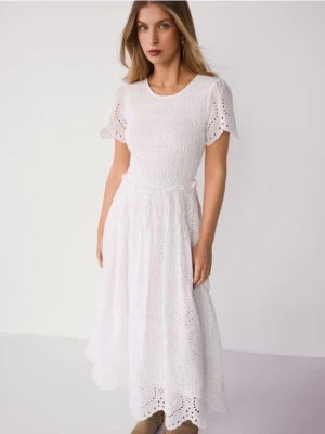 Reserved - Bawełniana sukienka z ażurowym wzorem - złamana biel