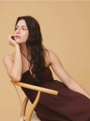 Reserved - Bawełniana sukienka z wiązaniem - ciemnobrązowy