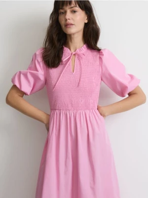 Reserved - Bawełniana sukienka z wiązaniem - różowy
