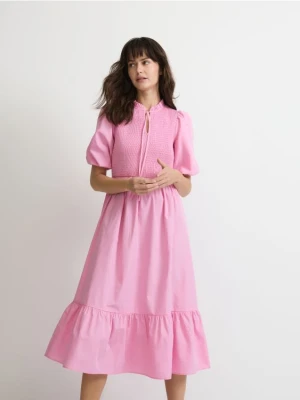 Reserved - Bawełniana sukienka z wiązaniem - różowy